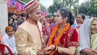প্রেমের টানে নওগাঁয় মালয়েশিয়ান তরুণী